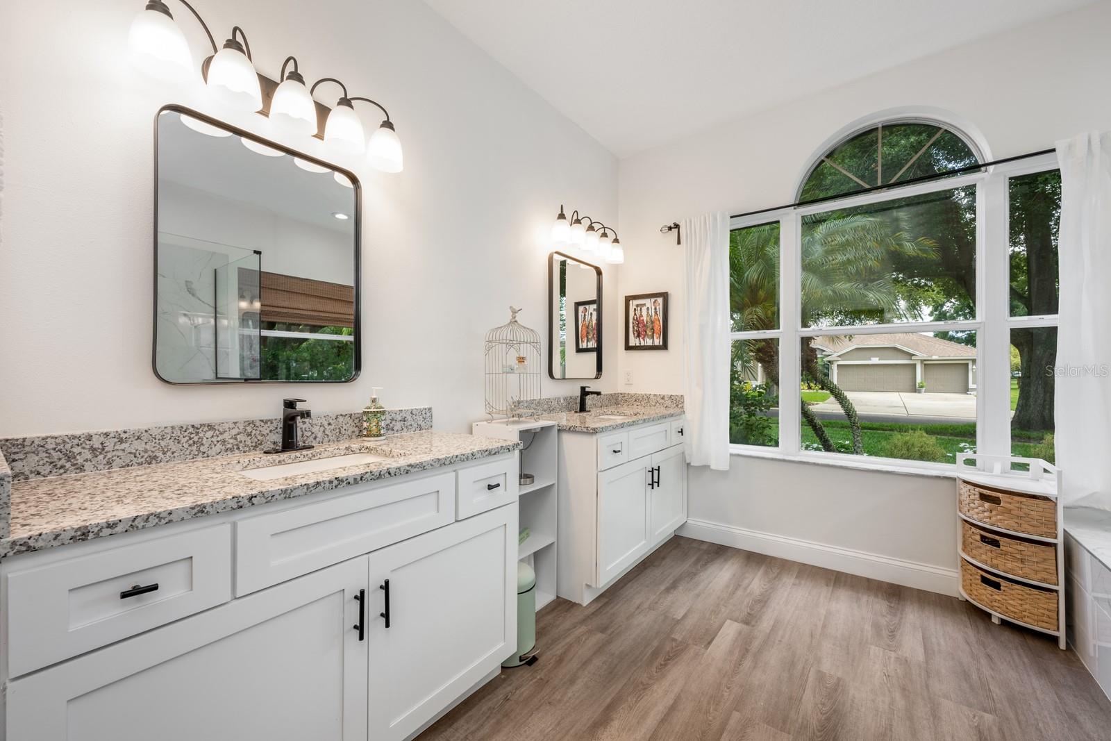Image 15 of 40 For 10241 Pointview Court
