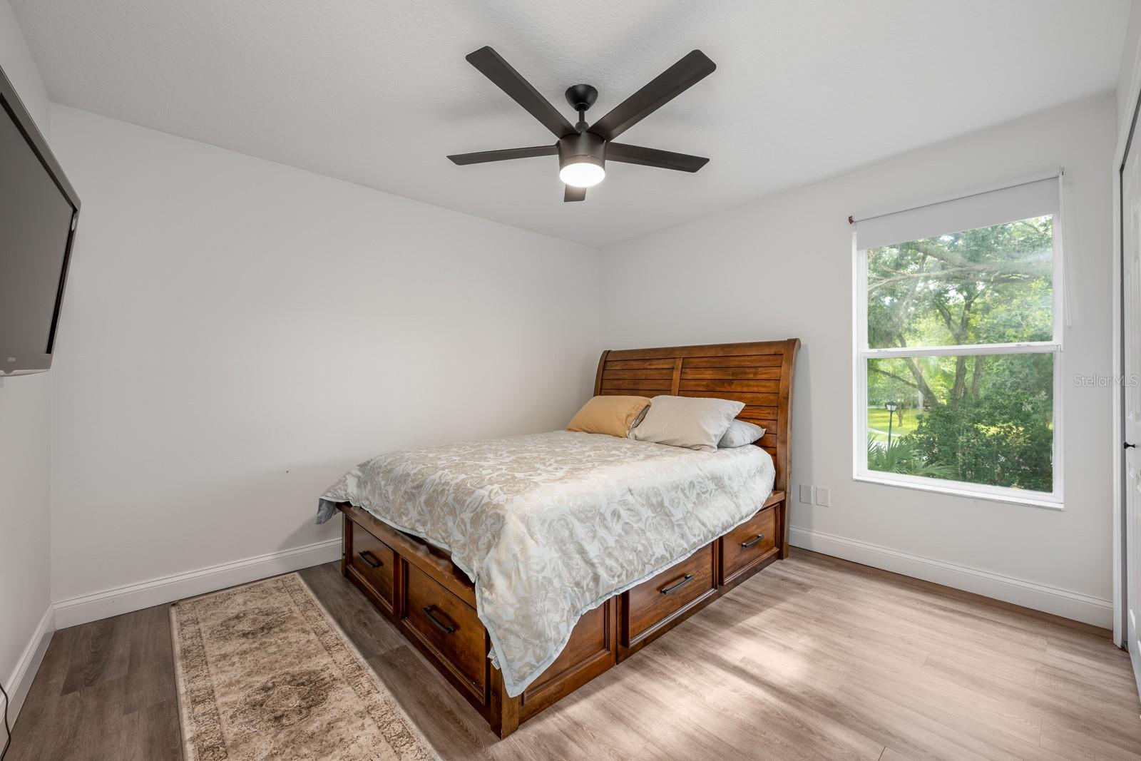 Image 22 of 40 For 10241 Pointview Court