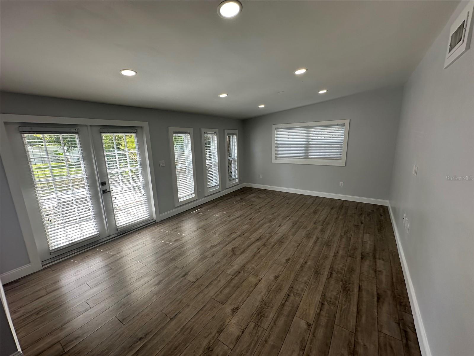 Image 9 of 26 For 333 Cambridge Boulevard