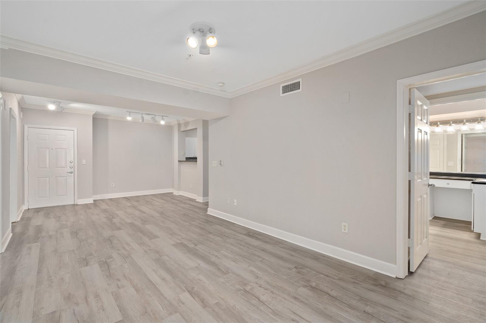 Image 9 of 24 For 206 South Street 6007