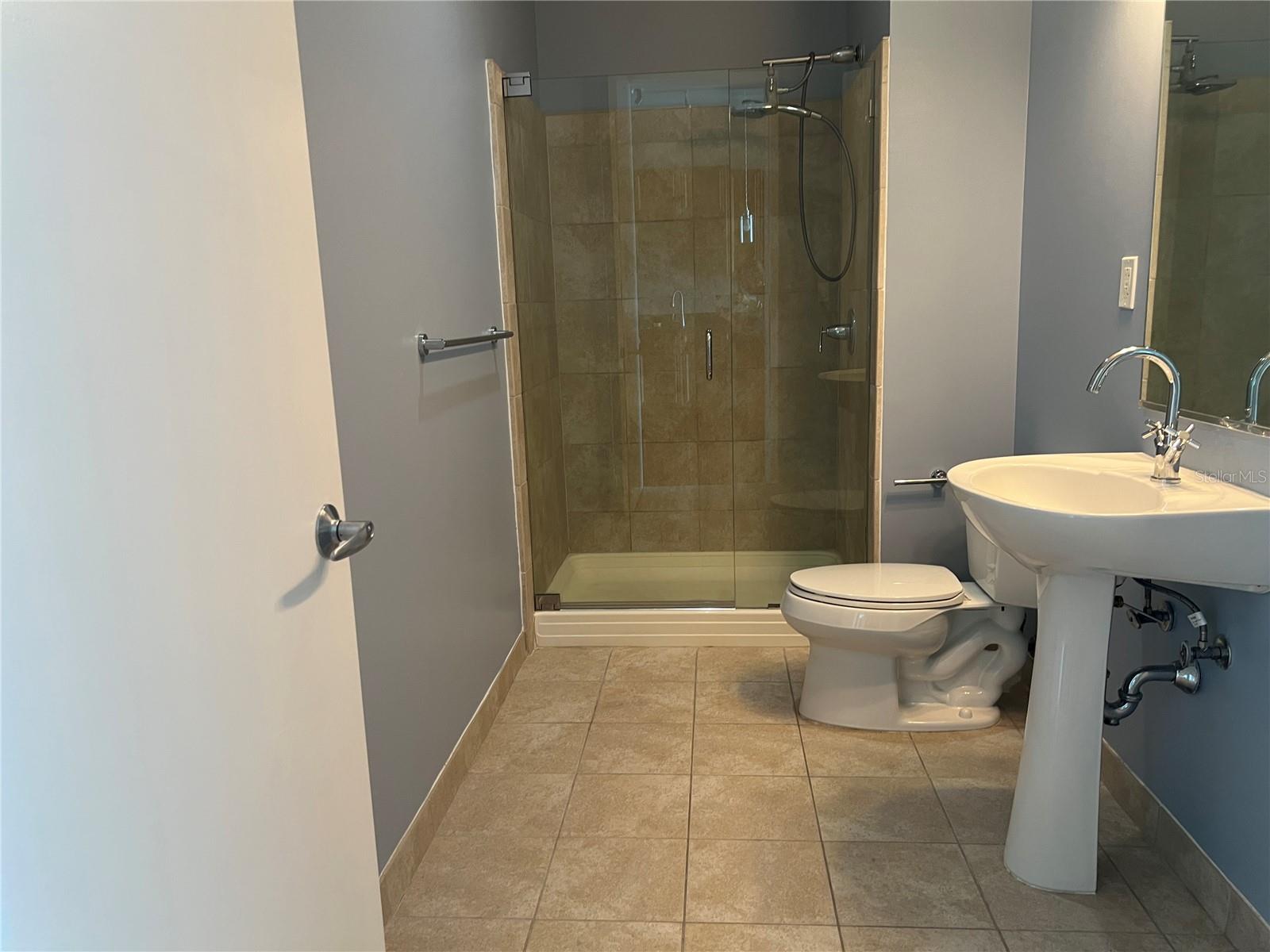 Image 21 of 25 For 150 Robinson Street 29b