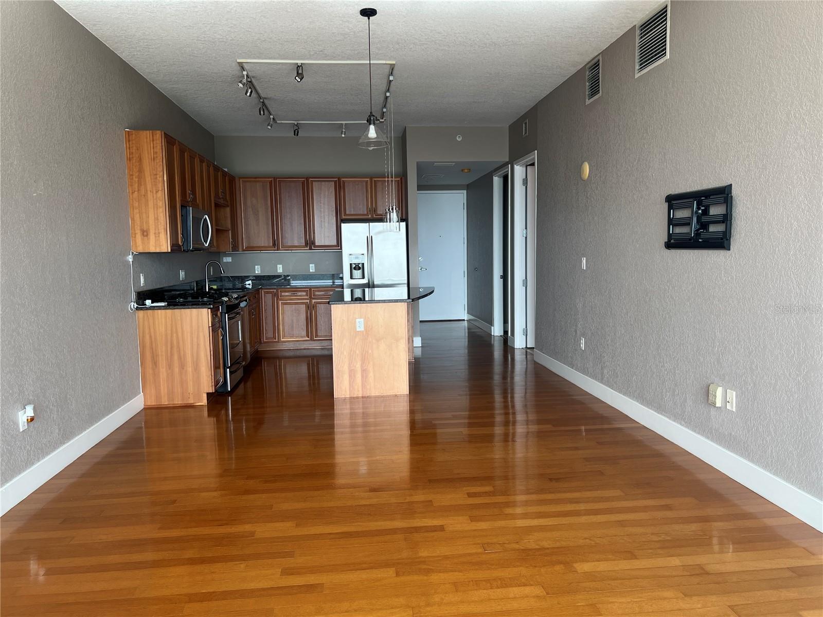 Image 5 of 25 For 150 Robinson Street 29b