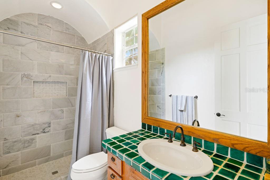 Listing photo id 12 for 2357 Alaqua Drive