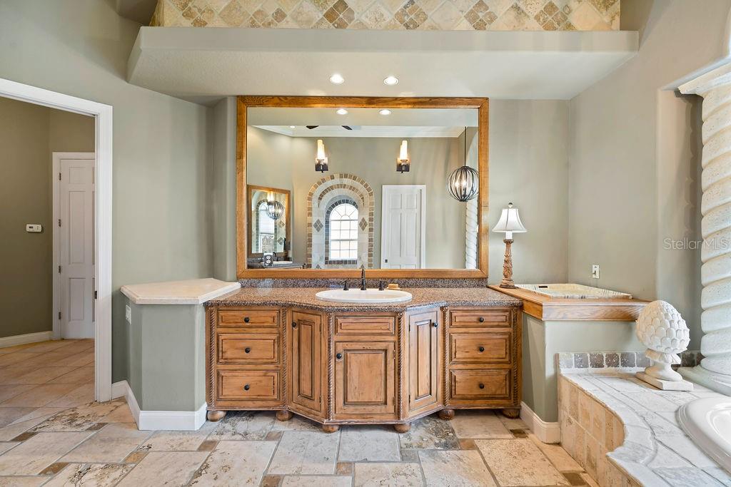 Listing photo id 19 for 2357 Alaqua Drive