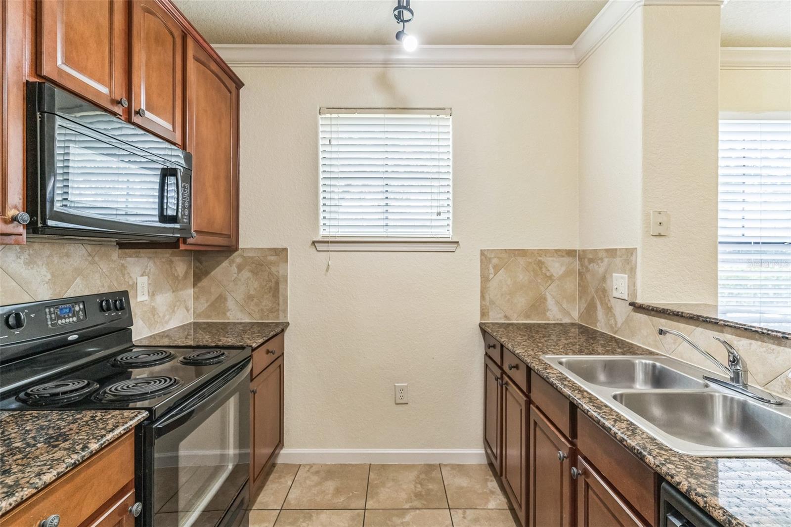 Image 10 of 30 For 909 Charo Parkway 1011