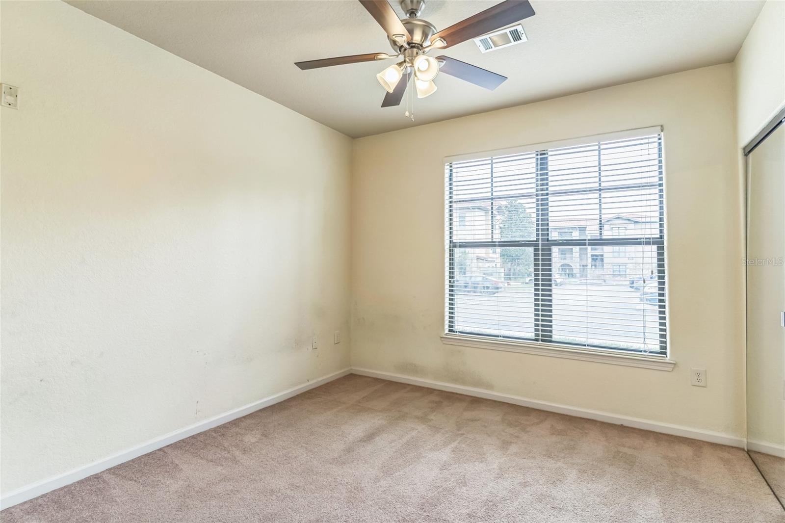 Image 15 of 30 For 909 Charo Parkway 1011