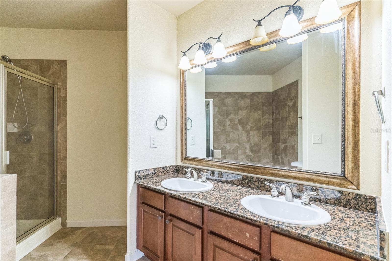Image 21 of 30 For 909 Charo Parkway 1011