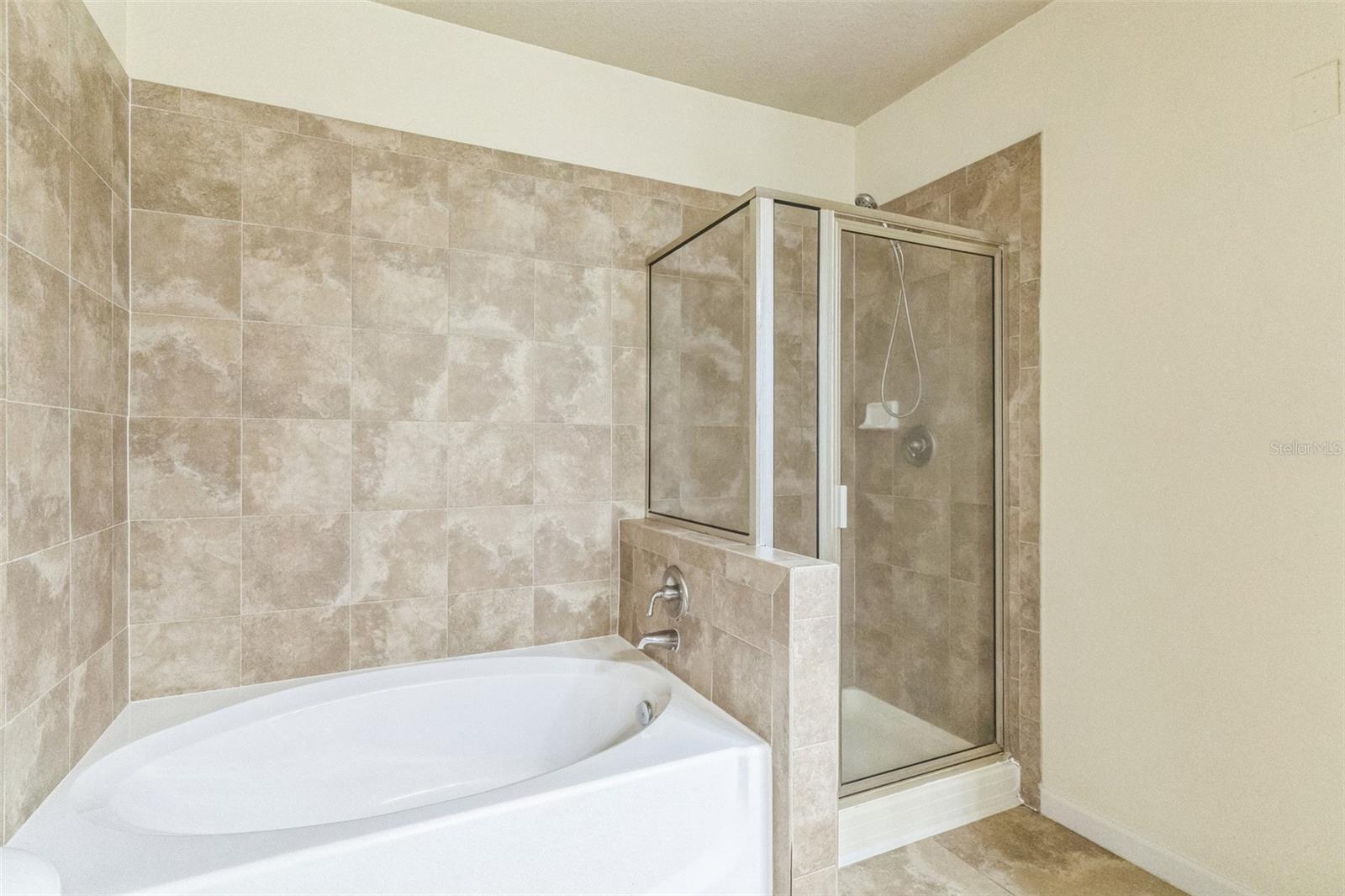 Image 22 of 30 For 909 Charo Parkway 1011