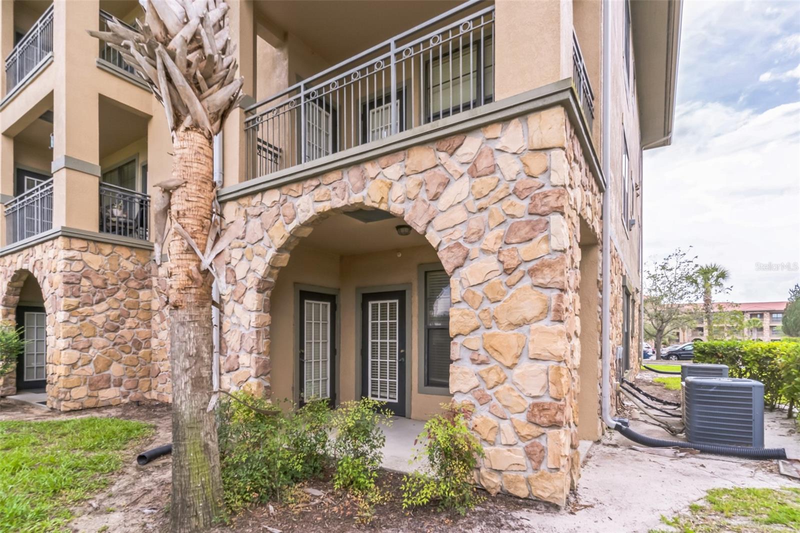 Image 3 of 30 For 909 Charo Parkway 1011