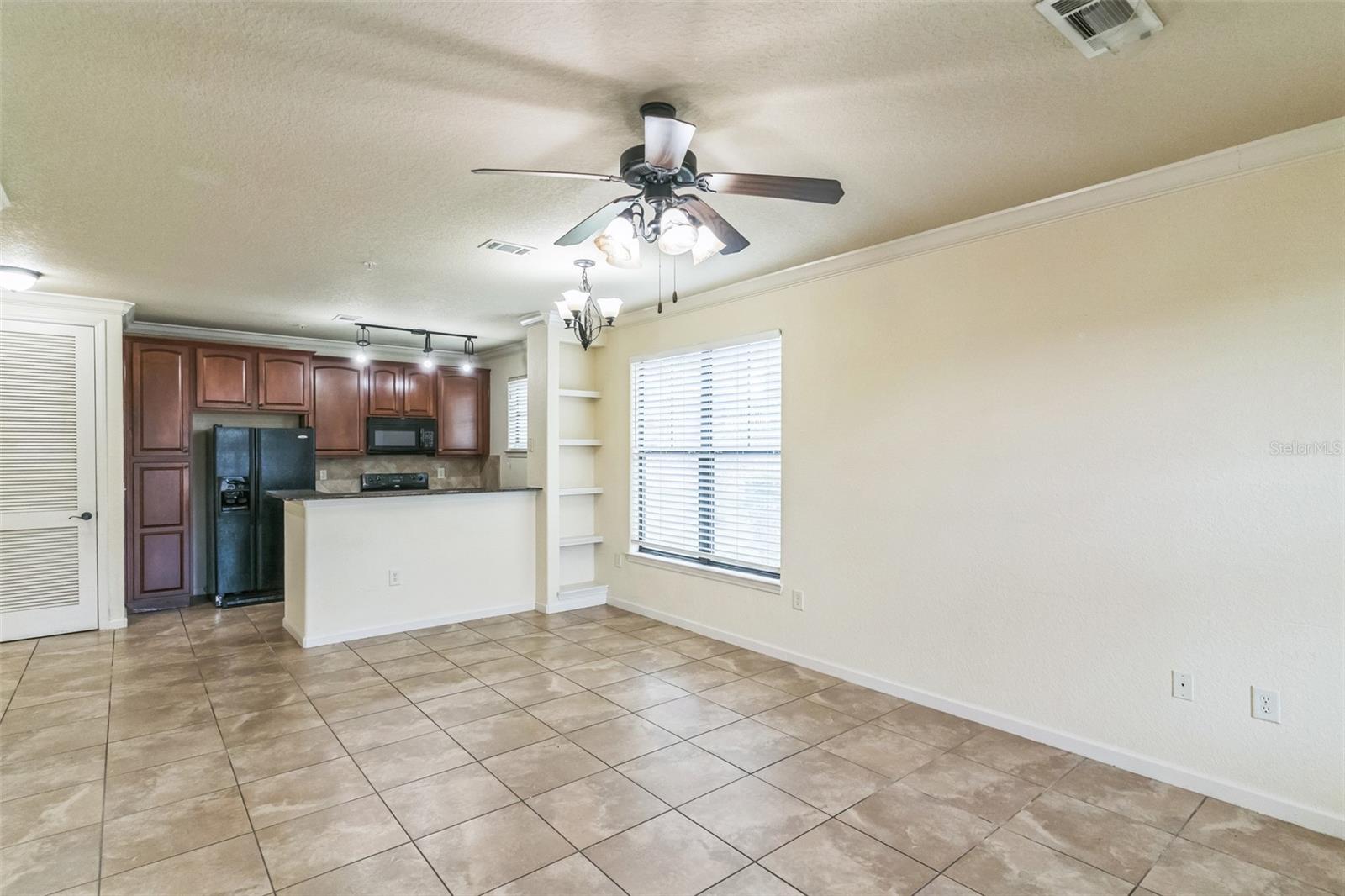 Image 6 of 30 For 909 Charo Parkway 1011