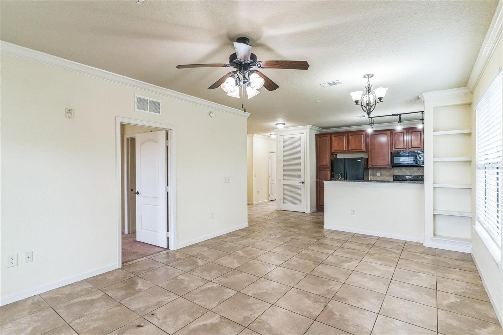 Image 7 of 30 For 909 Charo Parkway 1011