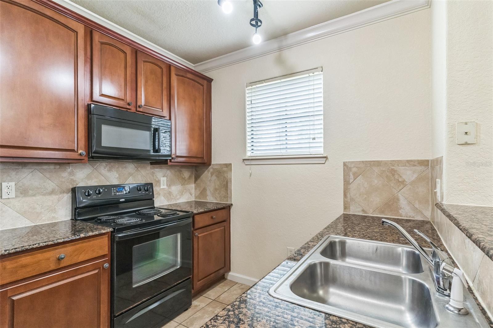 Image 9 of 30 For 909 Charo Parkway 1011