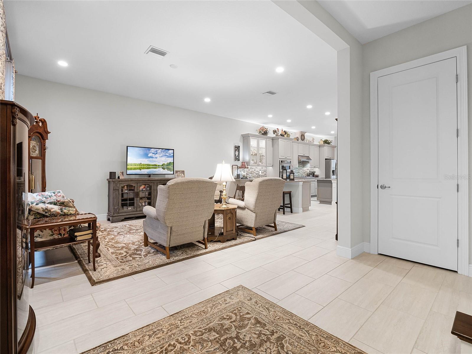 Image 7 of 44 For 8818 Bismarck Palm Drive