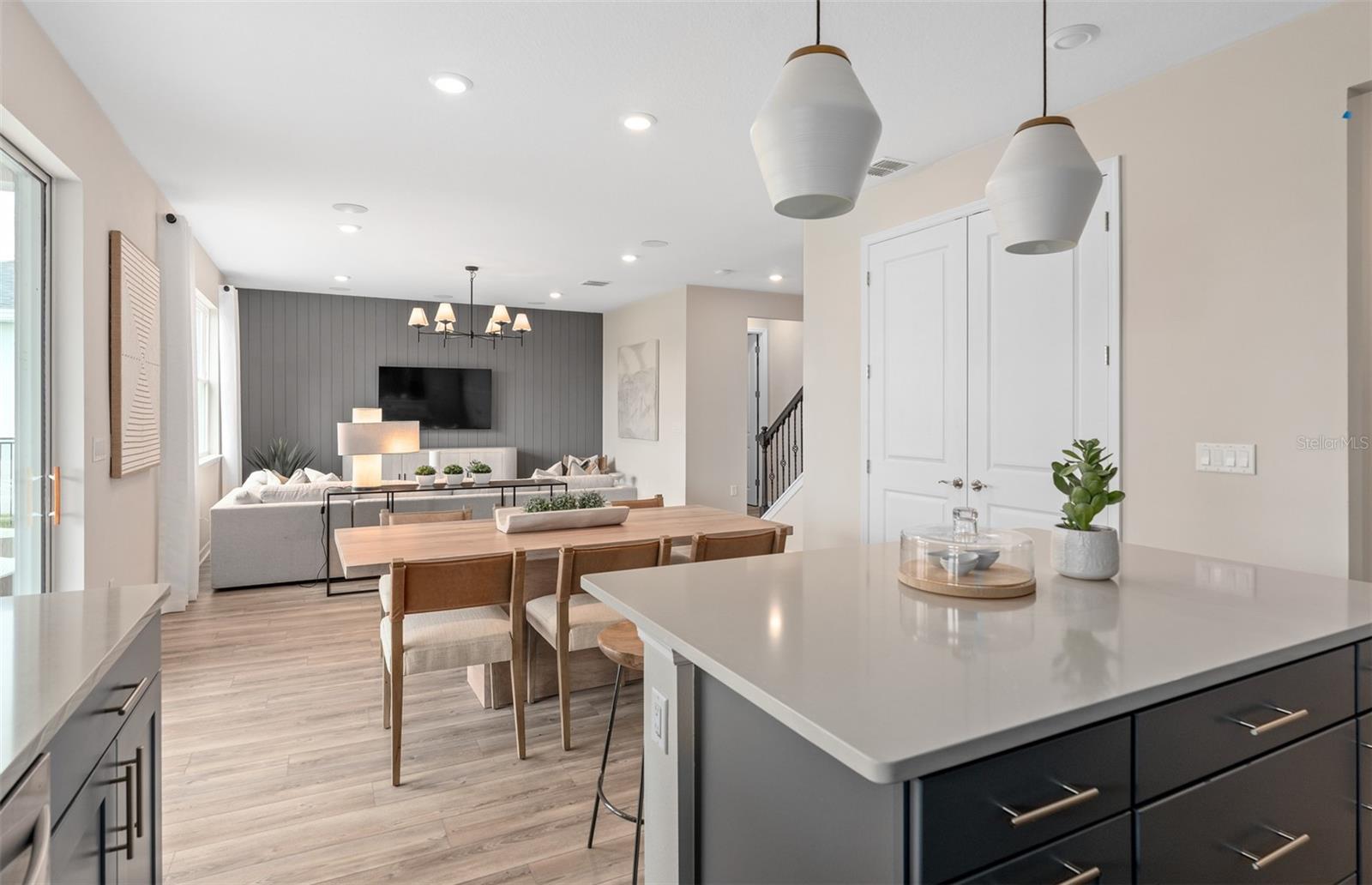 Listing photo id 12 for 411 Winter Grove Boulevard