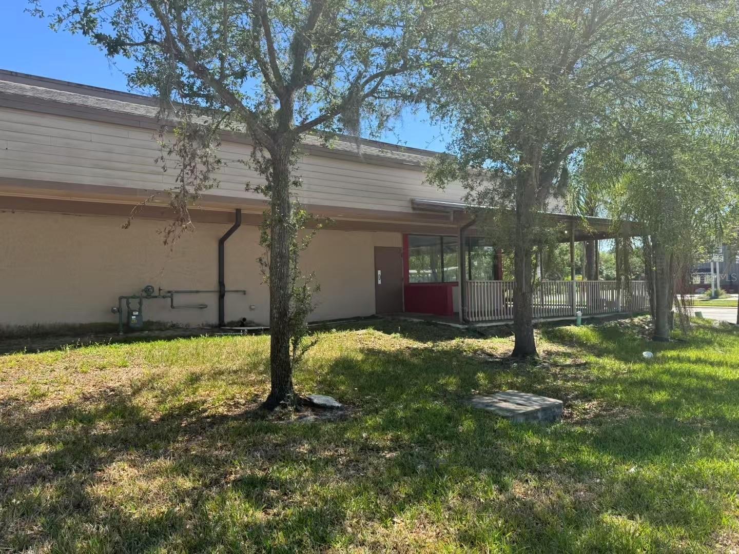 Listing photo id 5 for 841 Ridgewood Avenue