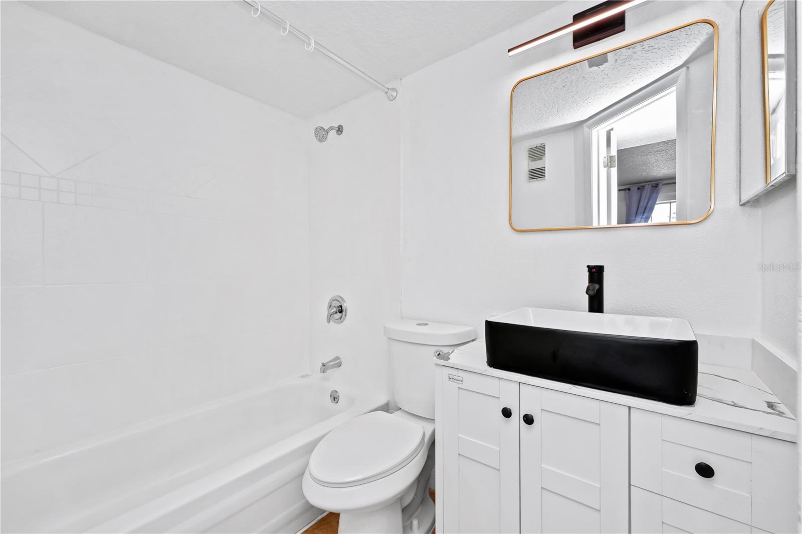 Image 20 of 27 For 6052 Village Circle 6052