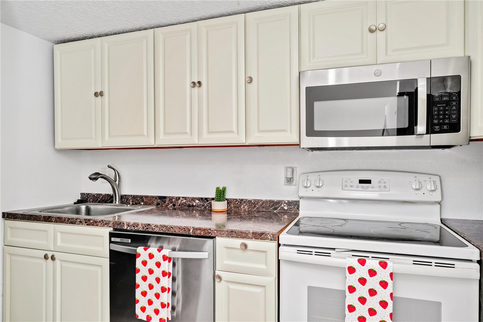 Image 24 of 27 For 6052 Village Circle 6052