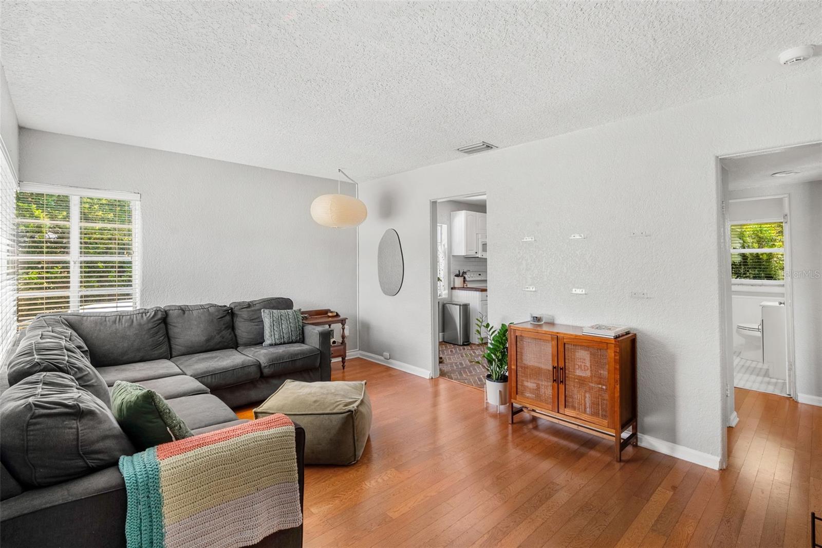 Image 10 of 32 For 725 Hampton Avenue