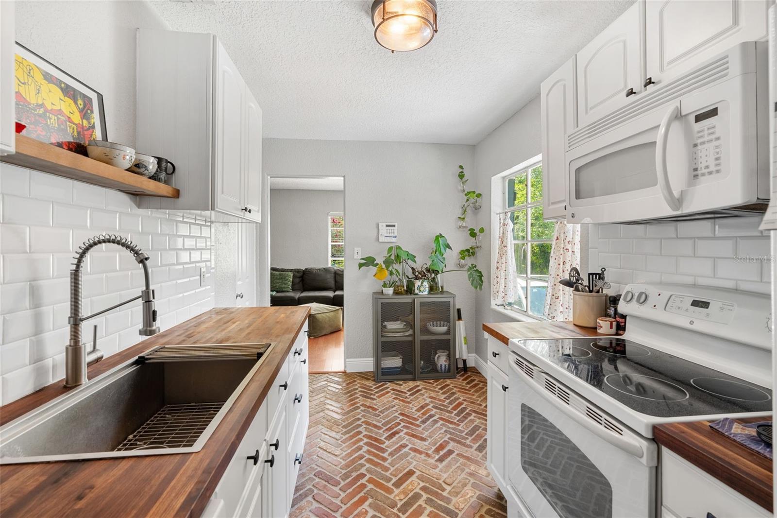 Image 11 of 32 For 725 Hampton Avenue