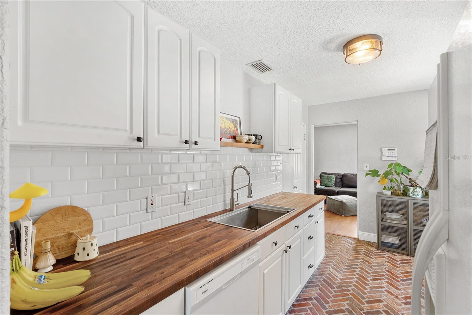 Image 13 of 32 For 725 Hampton Avenue
