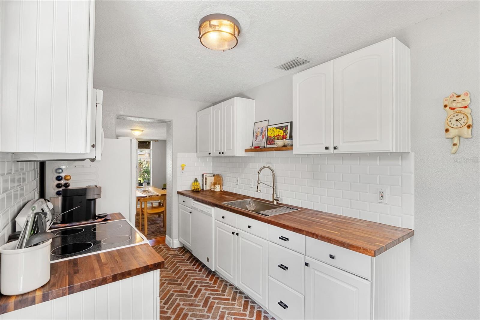 Image 16 of 32 For 725 Hampton Avenue
