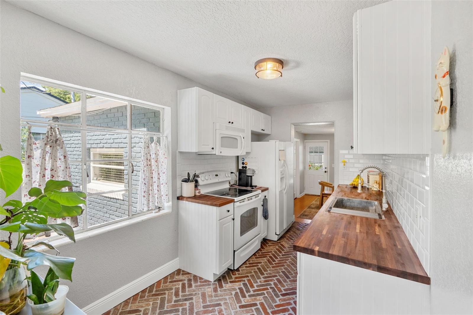 Image 17 of 32 For 725 Hampton Avenue