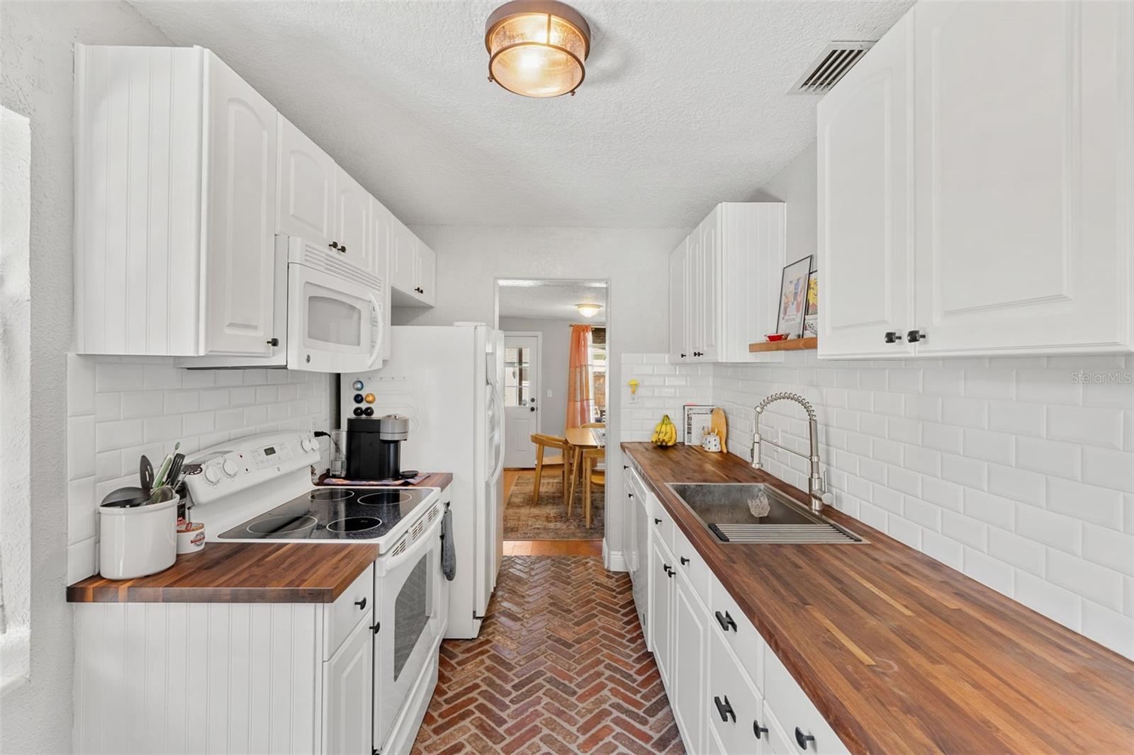 Image 18 of 32 For 725 Hampton Avenue