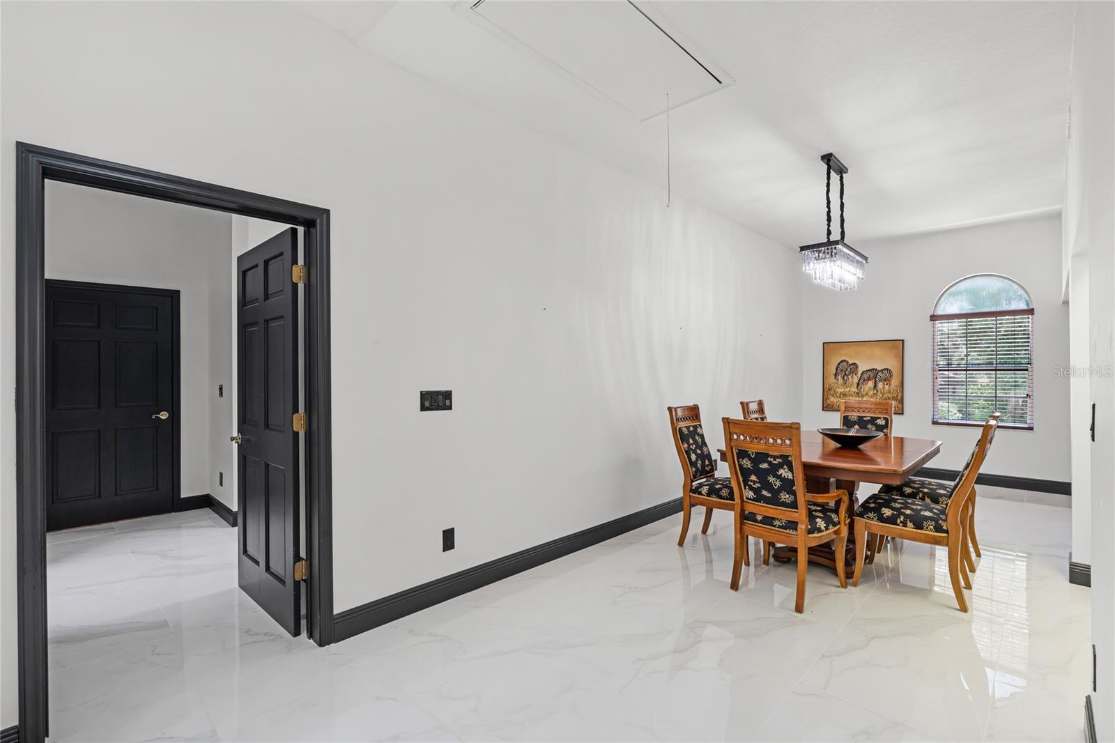 Image 7 of 65 For 16400 Lakeshore Drive