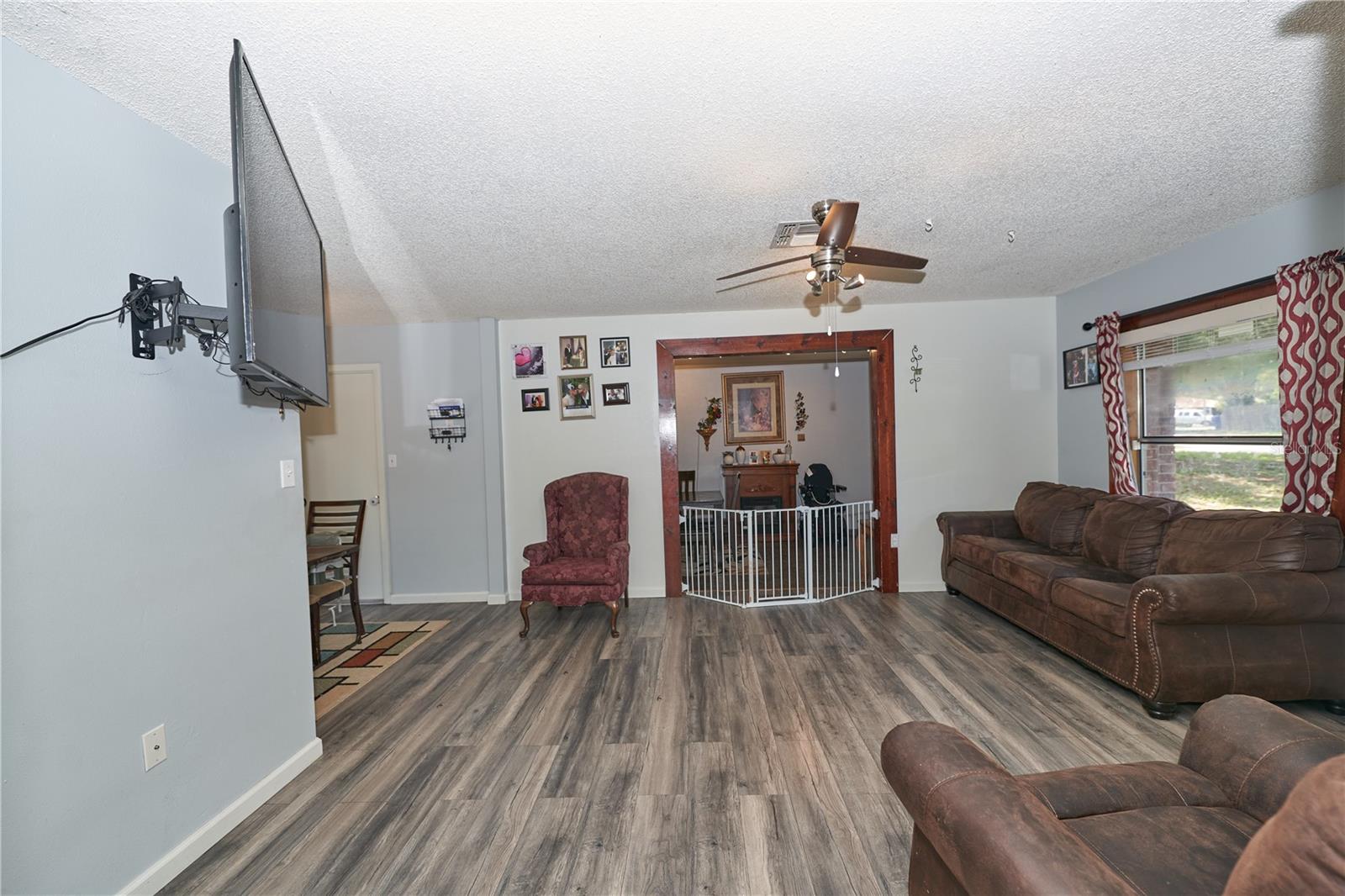 Image 20 of 49 For 881 Cedar Circle