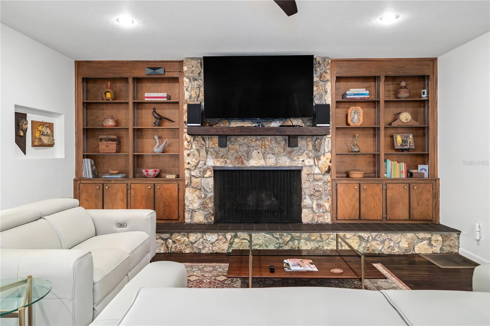 Image 16 of 53 For 2124 Companero Avenue