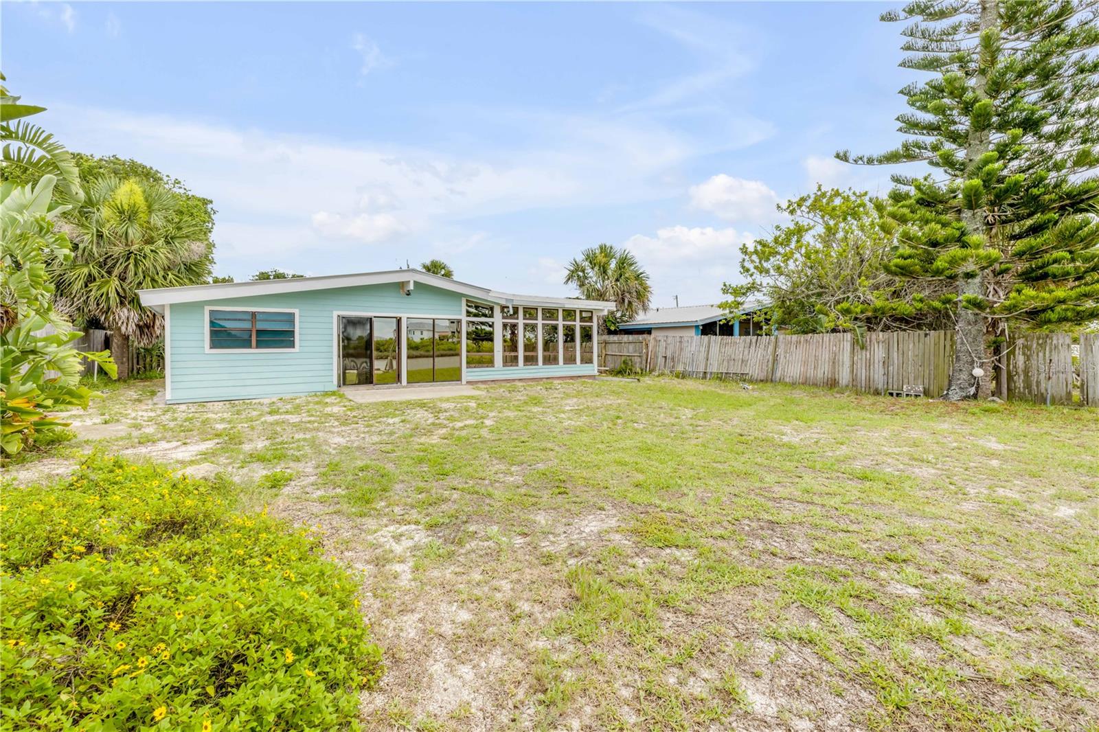 Image 21 of 29 For 2582 Lakeshore Drive