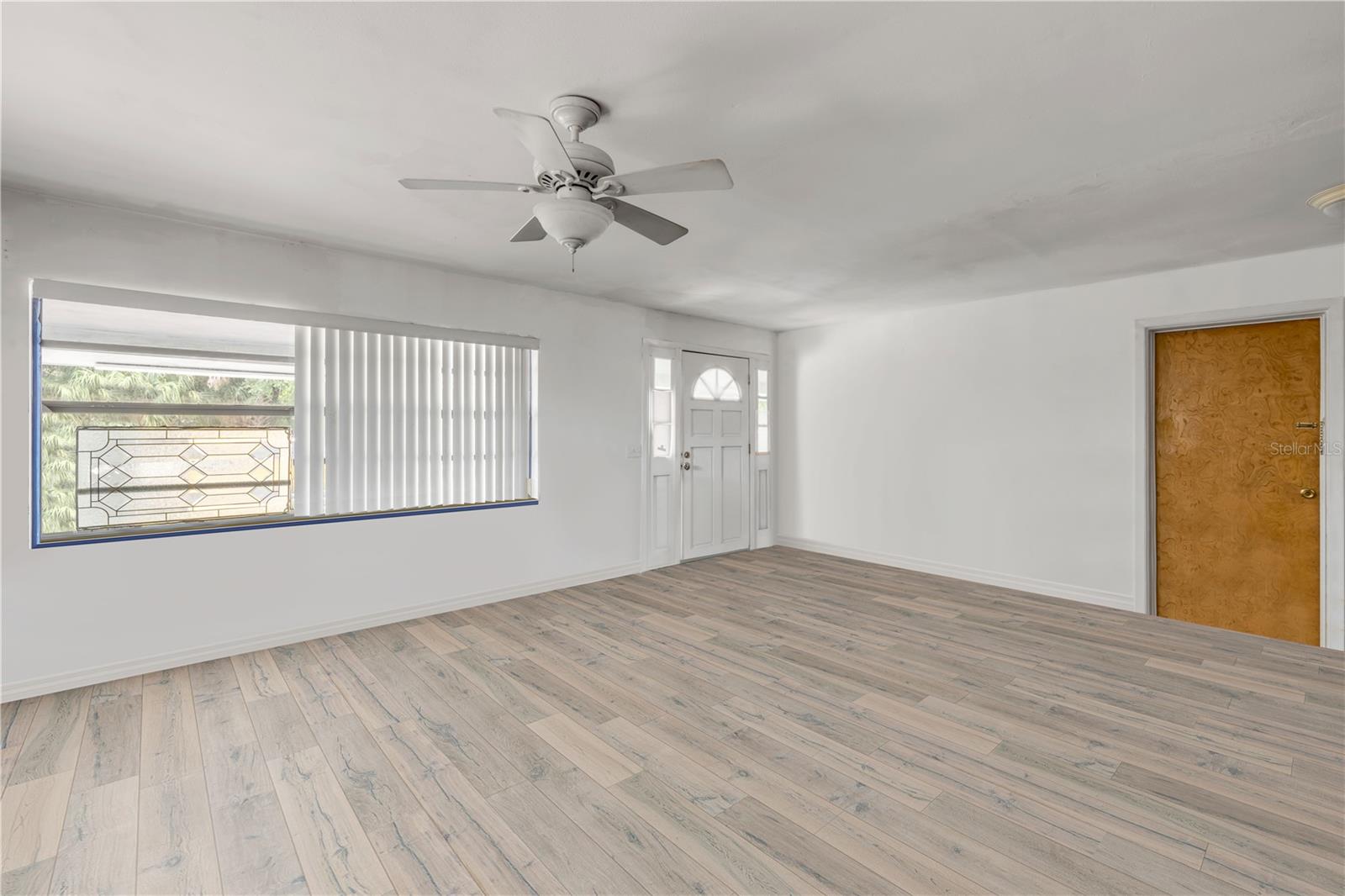 Image 4 of 29 For 2582 Lakeshore Drive