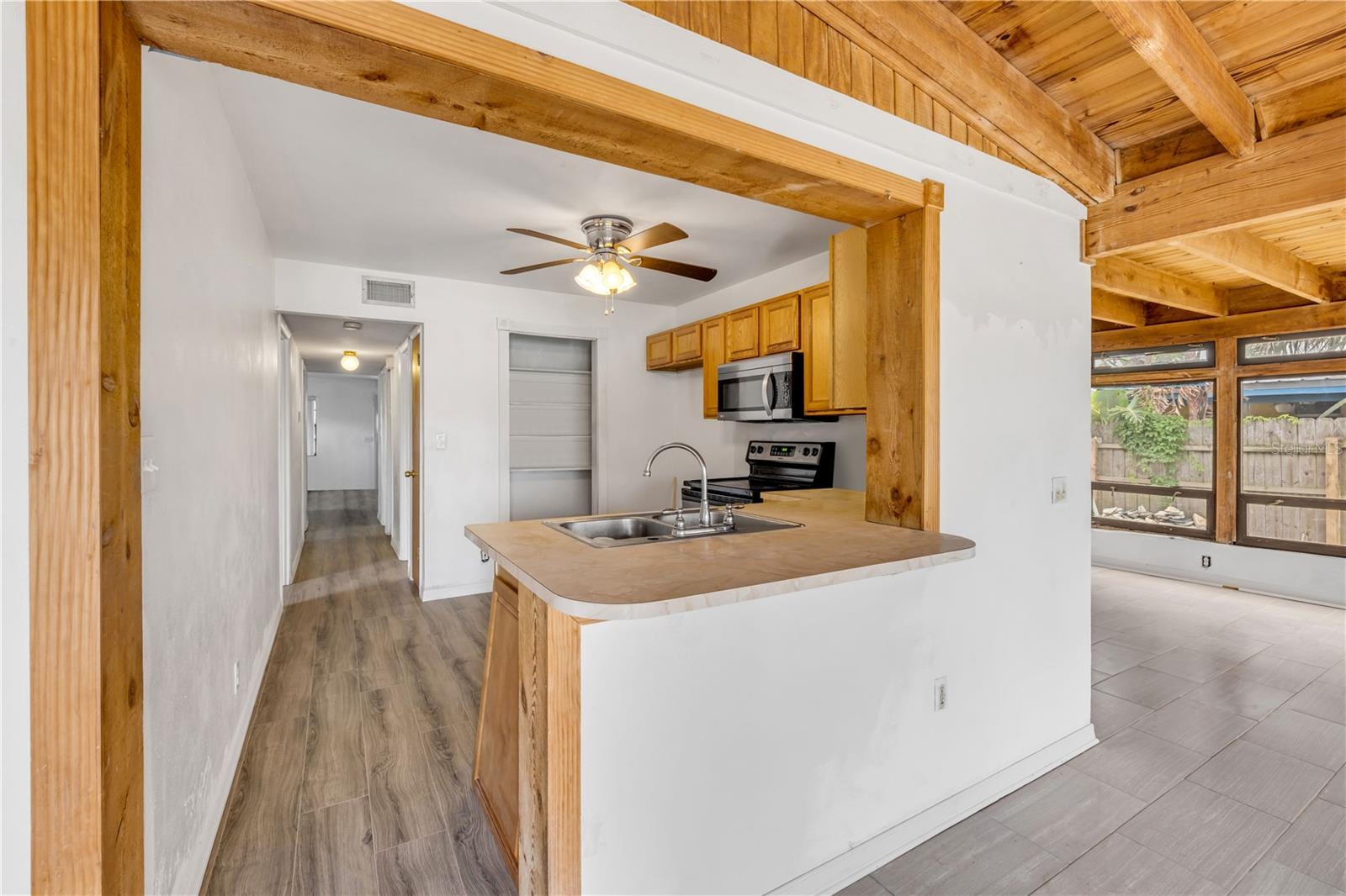 Image 6 of 29 For 2582 Lakeshore Drive