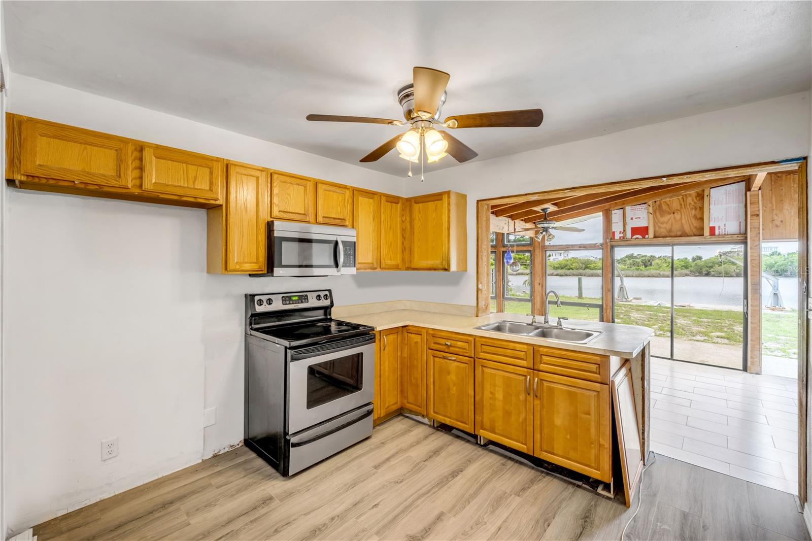 Image 7 of 29 For 2582 Lakeshore Drive