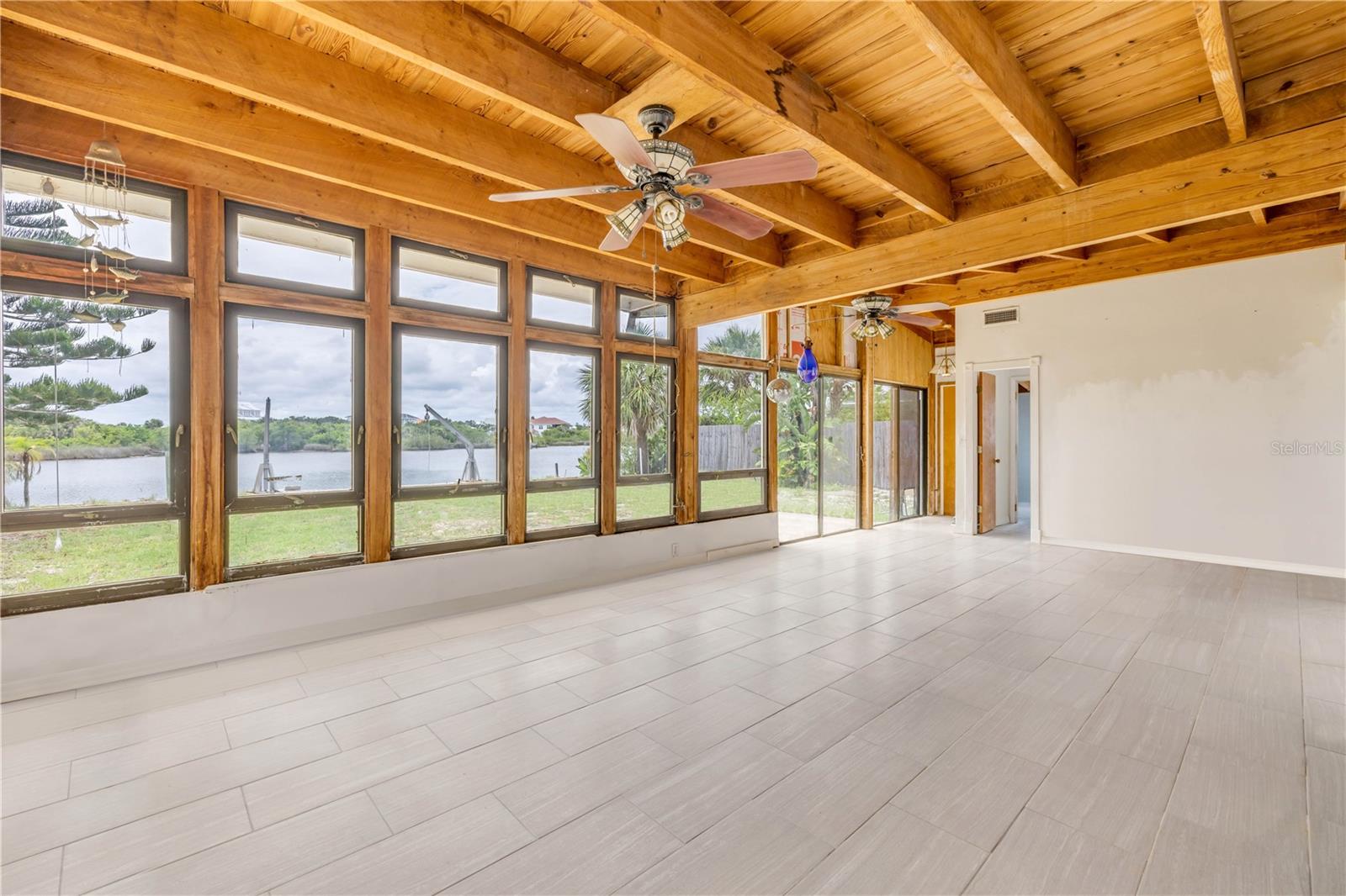 Image 9 of 29 For 2582 Lakeshore Drive