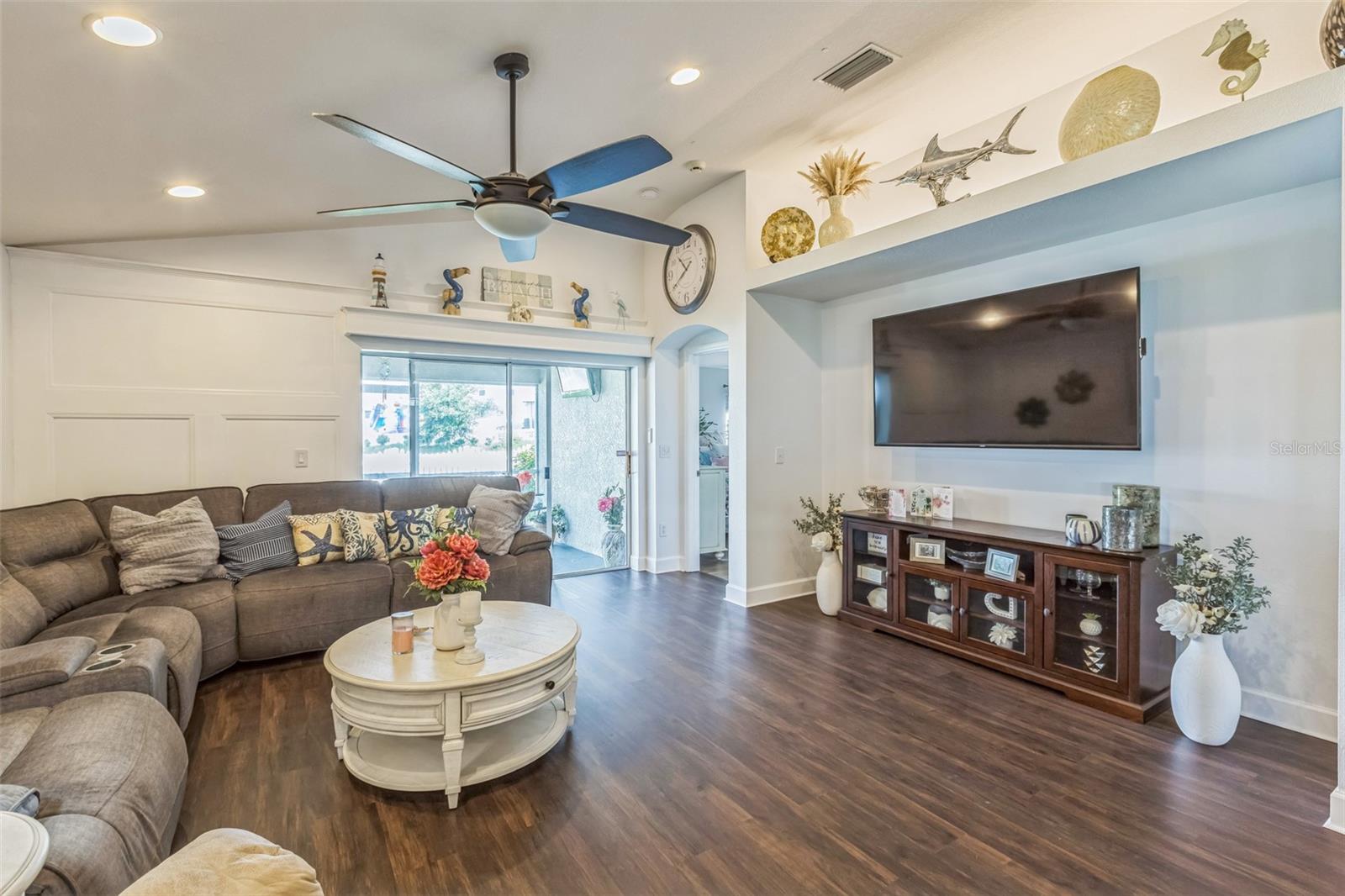 Image 12 of 40 For 6935 Runner Oak Drive