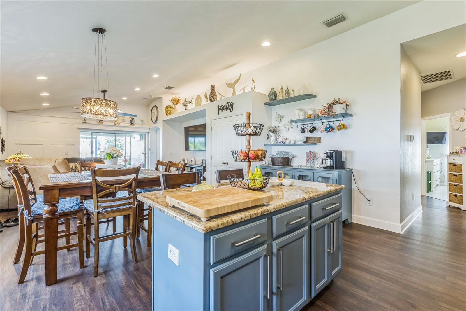 Image 7 of 40 For 6935 Runner Oak Drive