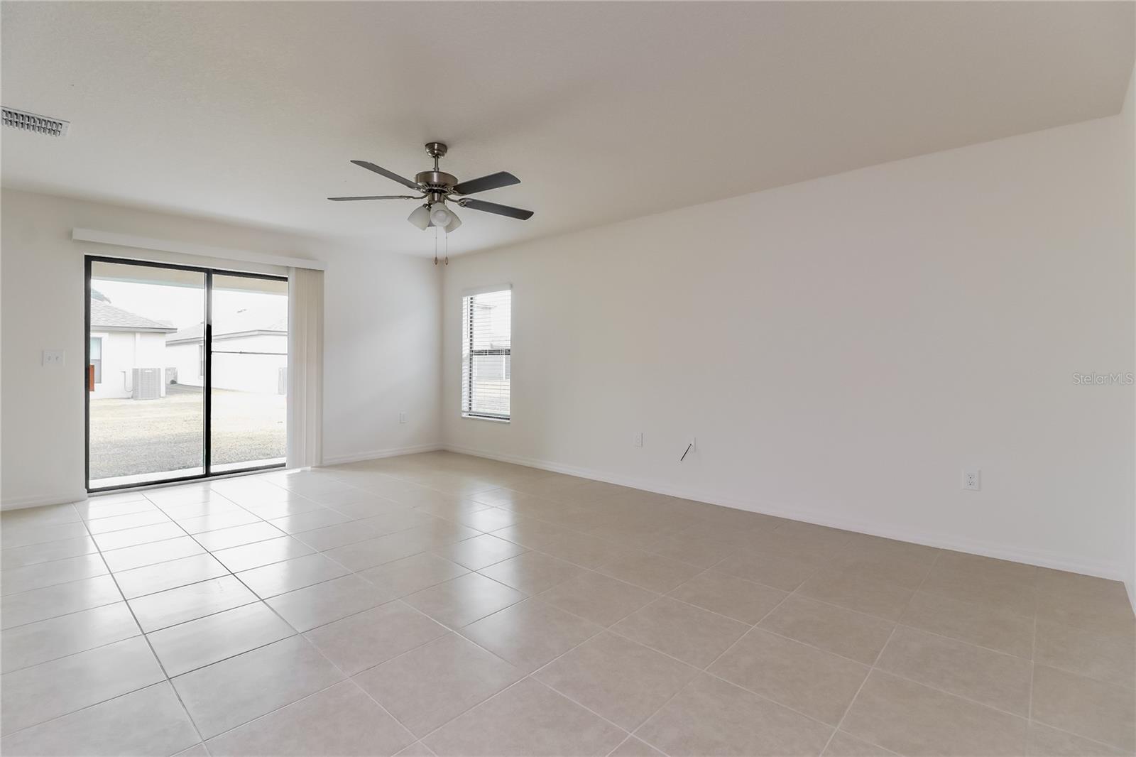 Image 3 of 16 For 2136 Peyto Way