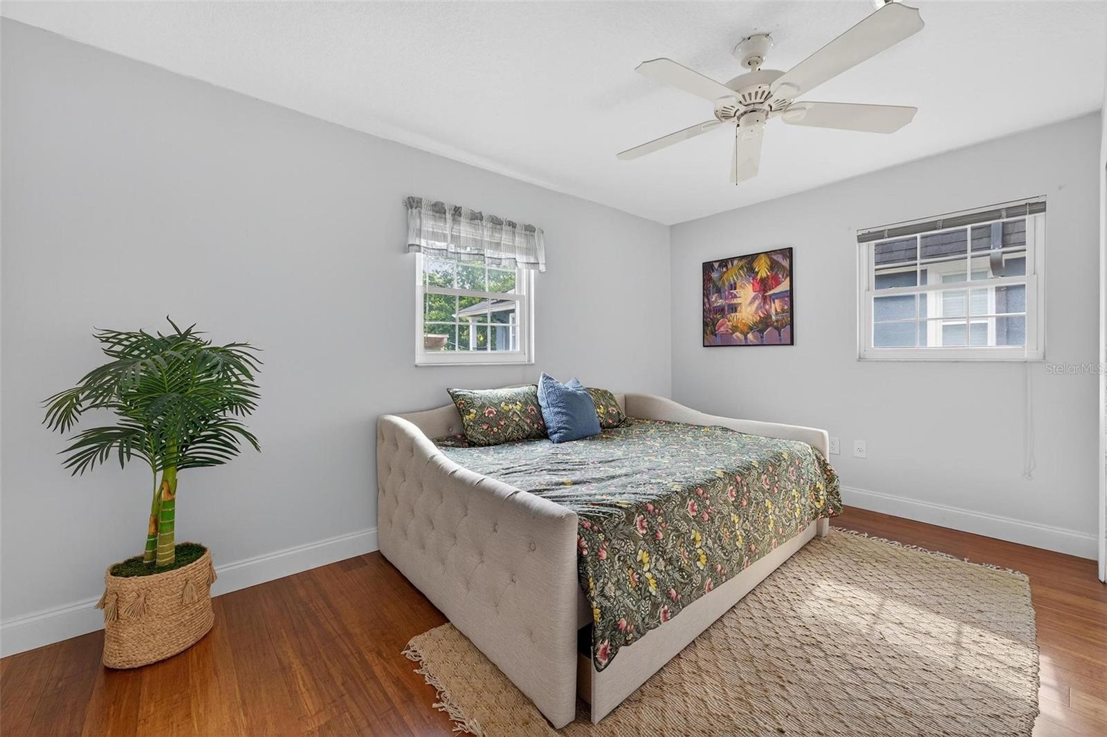 Image 11 of 72 For 830 Oak Street