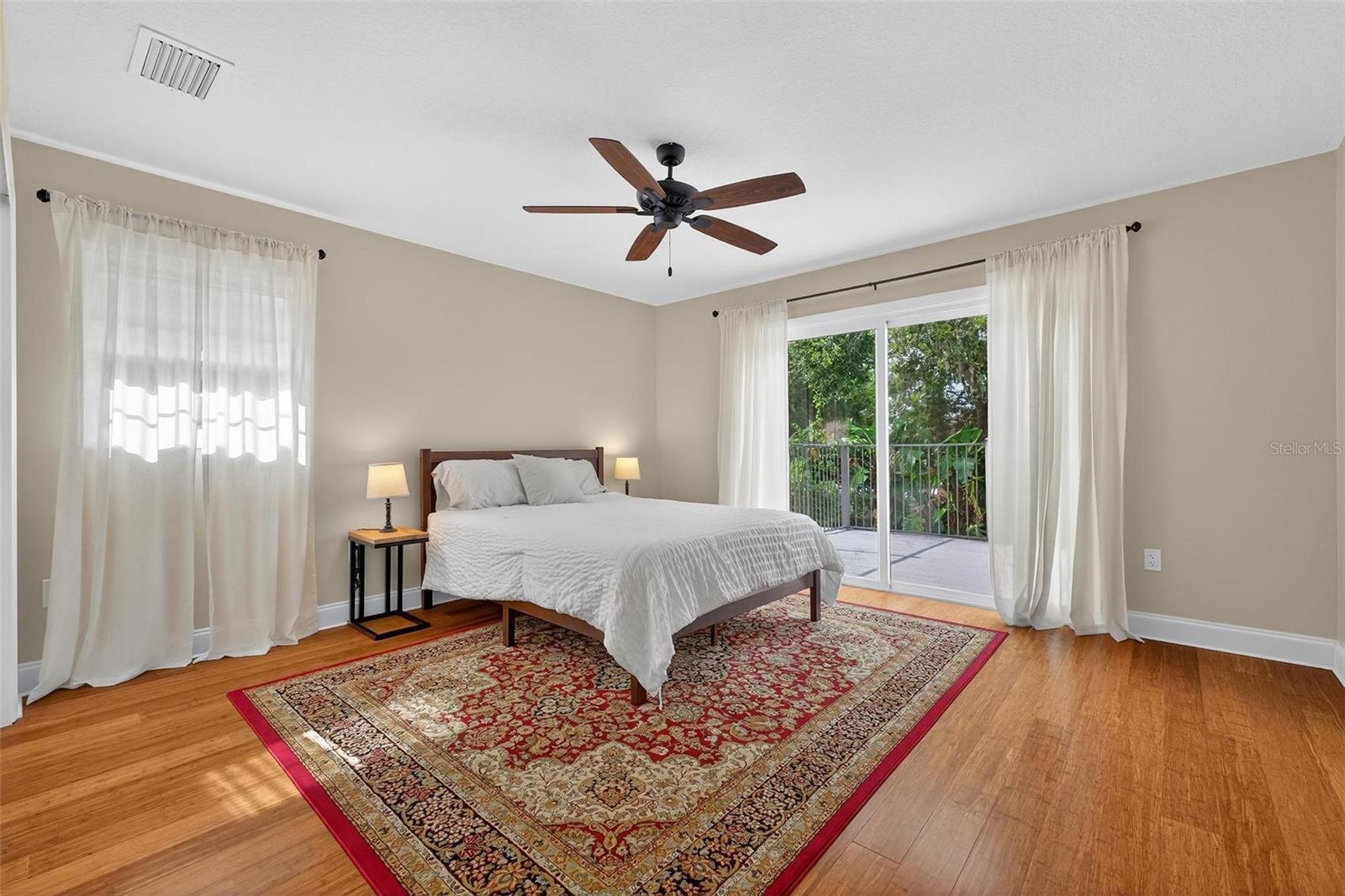 Image 5 of 72 For 830 Oak Street