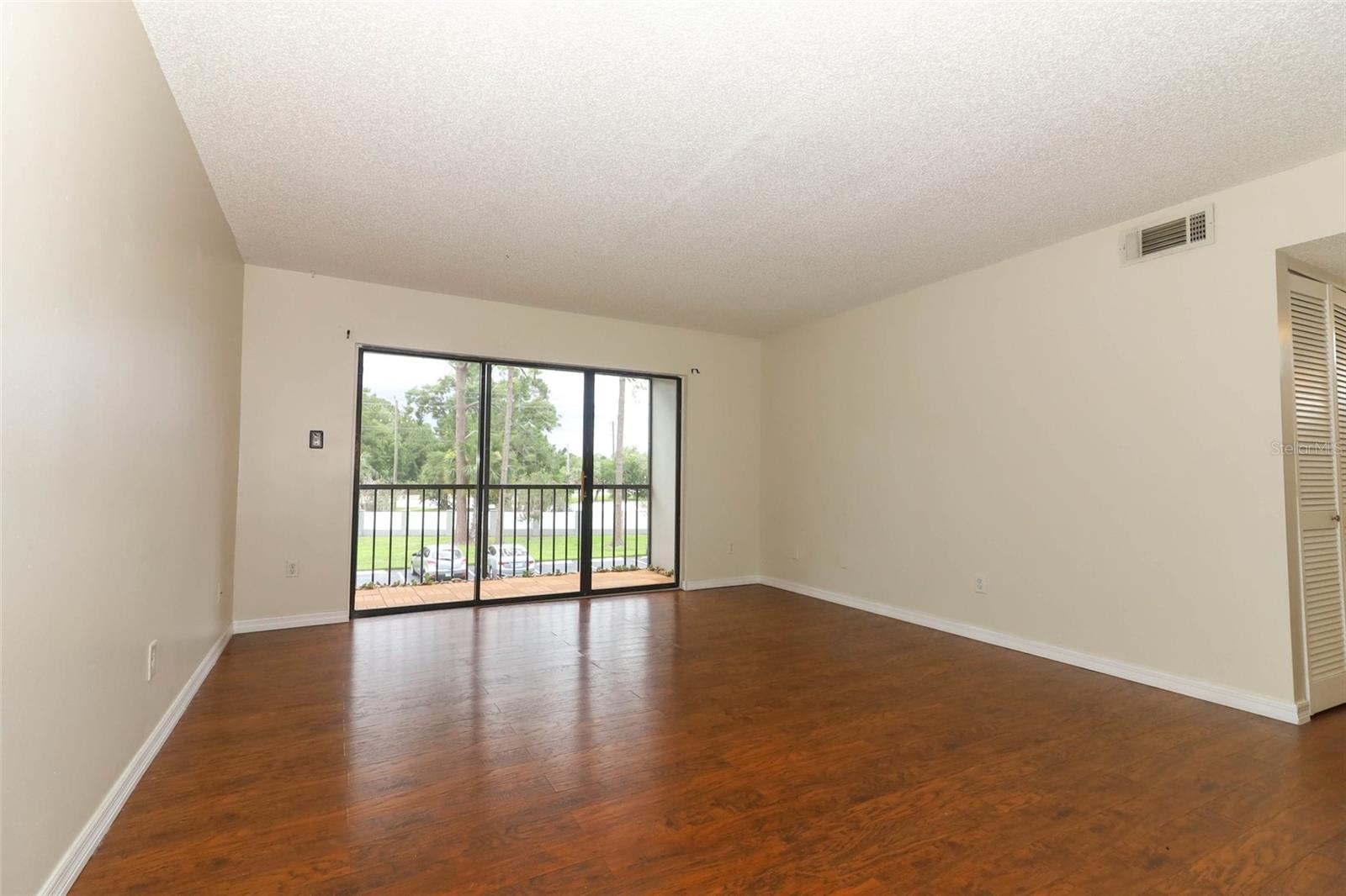 Image 10 of 39 For 1221 S Pine Ridge Cir  A2