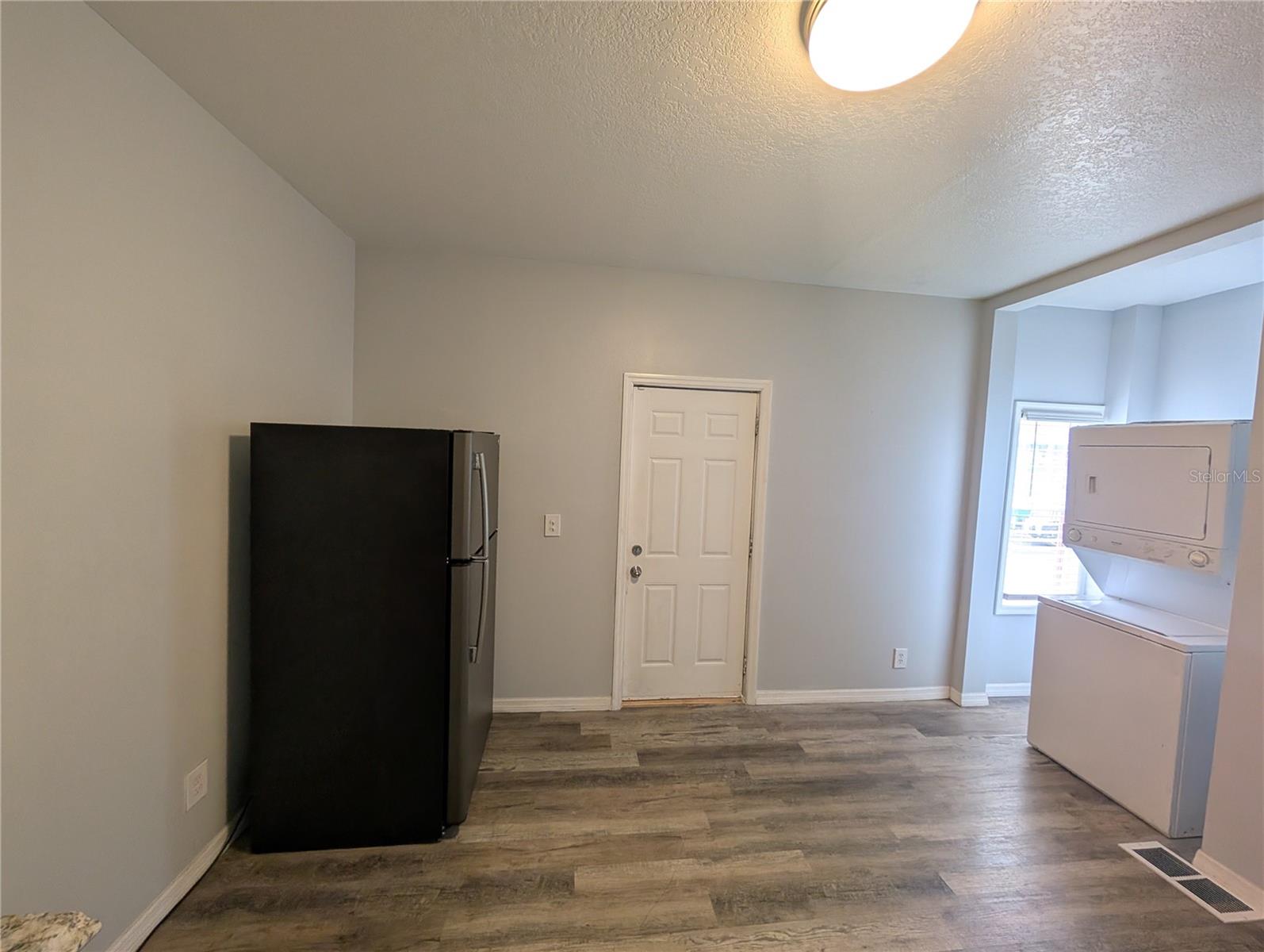 Listing photo id 3 for 103 Westland Avenue 4