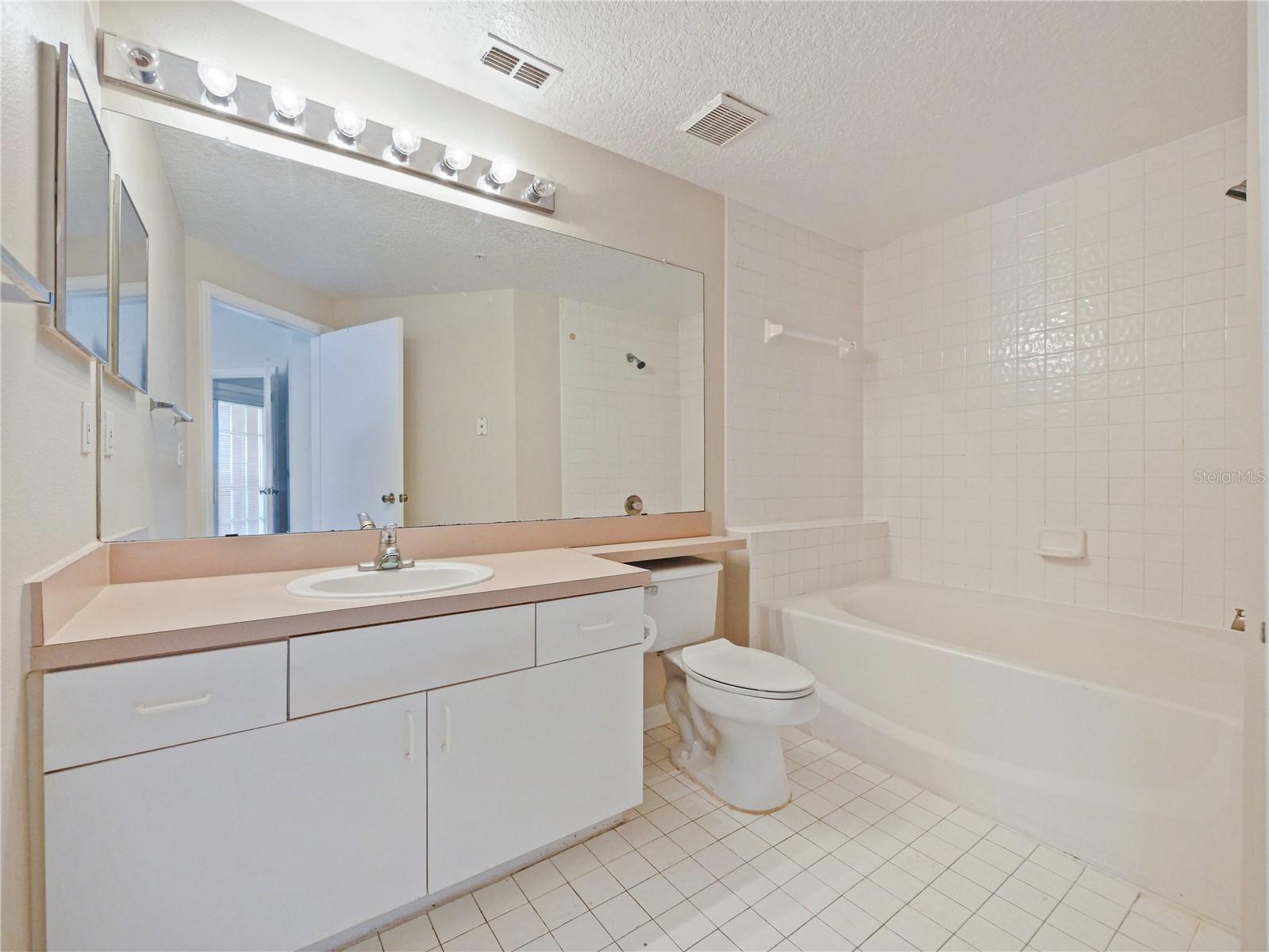 Image 12 of 17 For 5536 Metrowest Boulevard 8-212