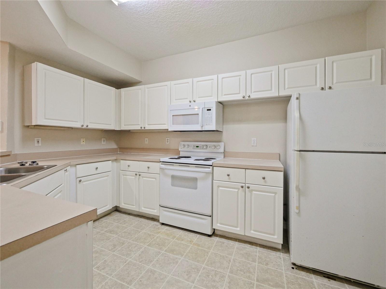 Image 2 of 17 For 5536 Metrowest Boulevard 8-212