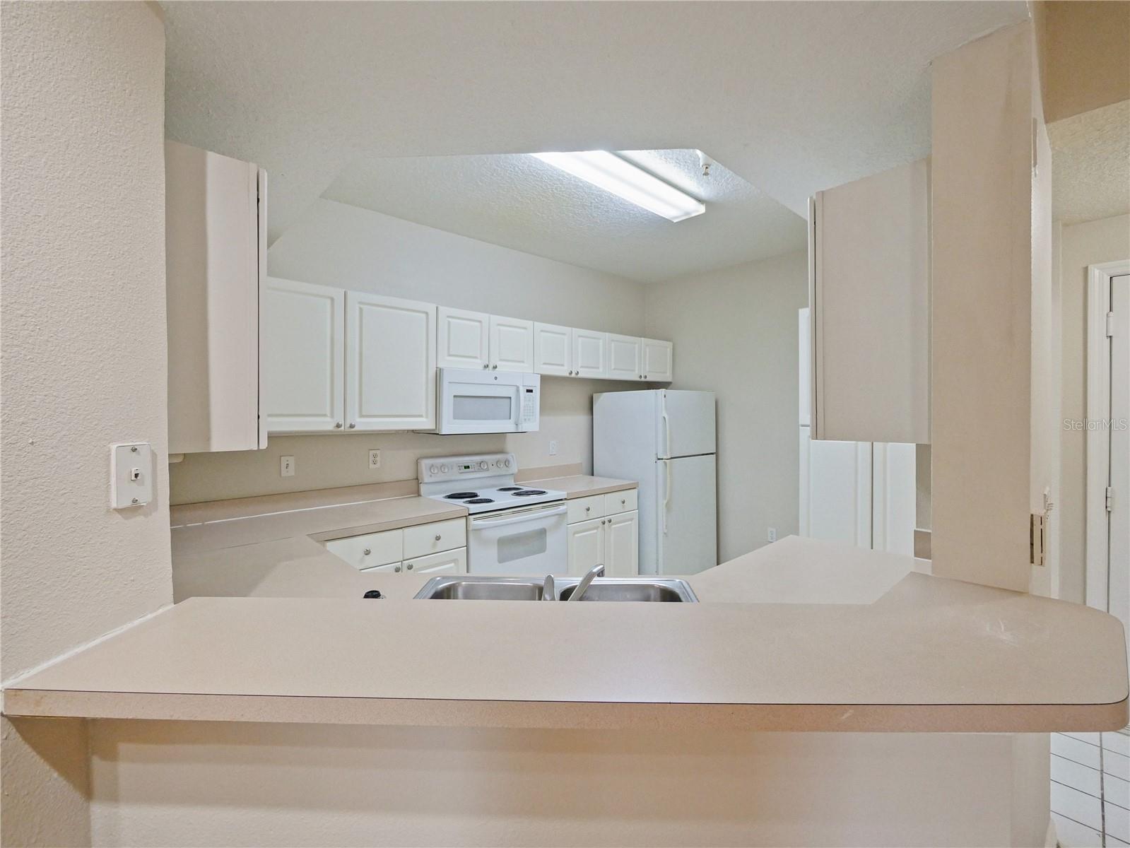 Image 4 of 17 For 5536 Metrowest Boulevard 8-212