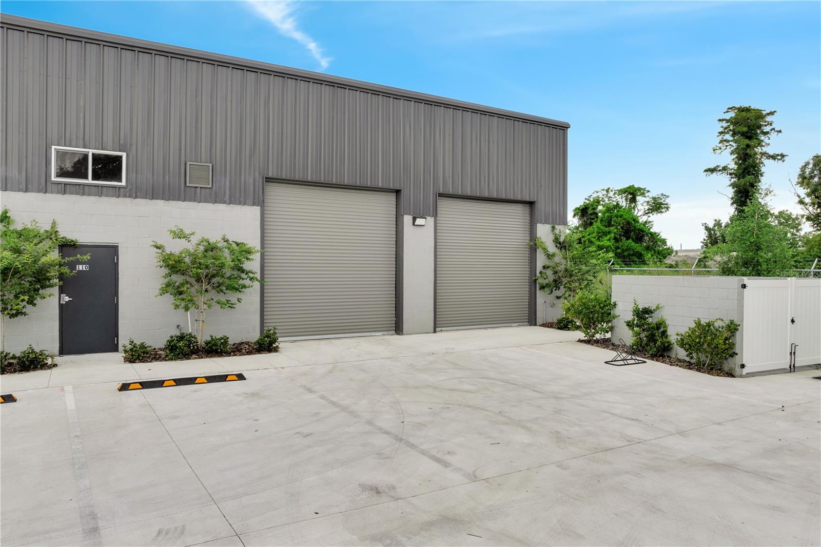 Image 3 of 42 For 560 Barry Street