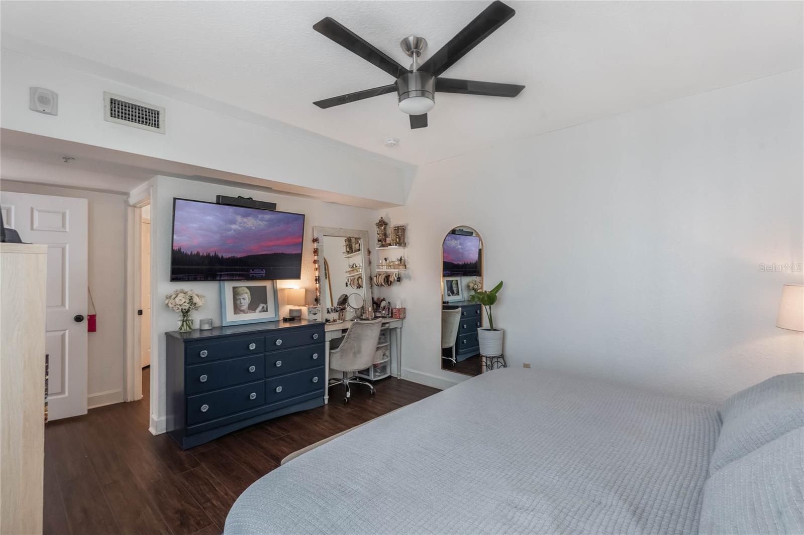 Image 16 of 30 For 206 South Street 6031