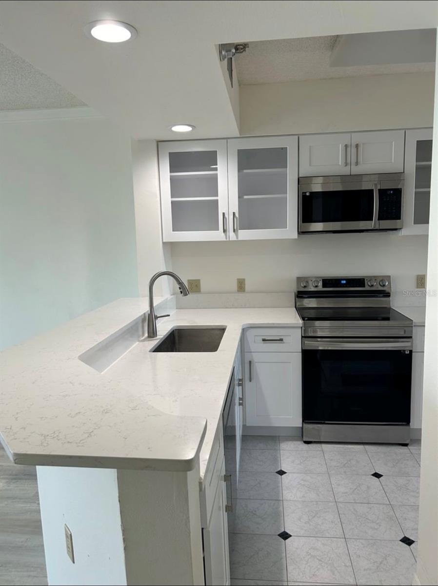 Image 7 of 12 For 401 Robinson Street 5