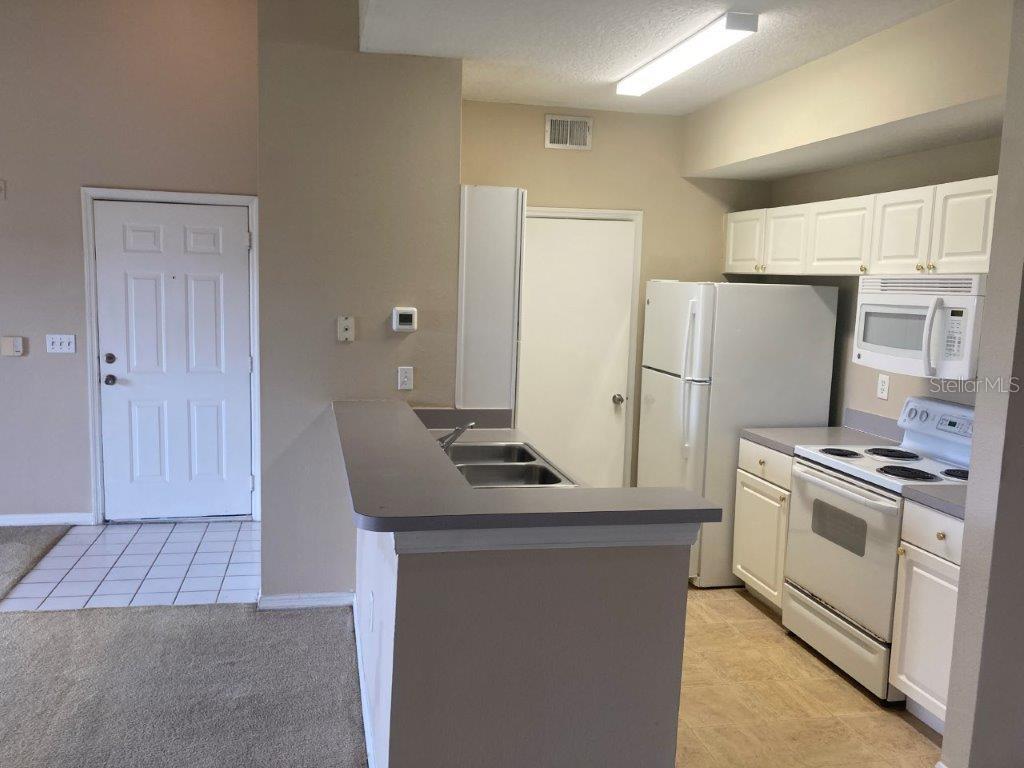Image 4 of 15 For 5530 Metrowest Boulevard 307