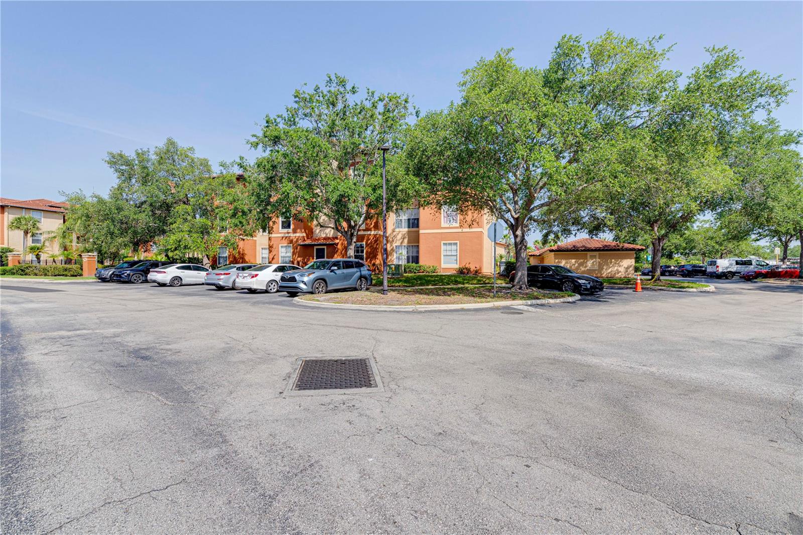Image 33 of 38 For 5500 Metrowest Boulevard 203